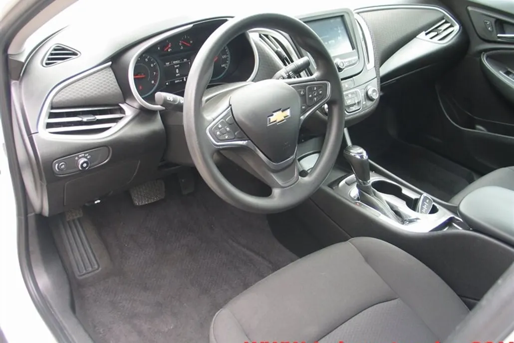 2018 Chevrolet Malibu LS photo 1