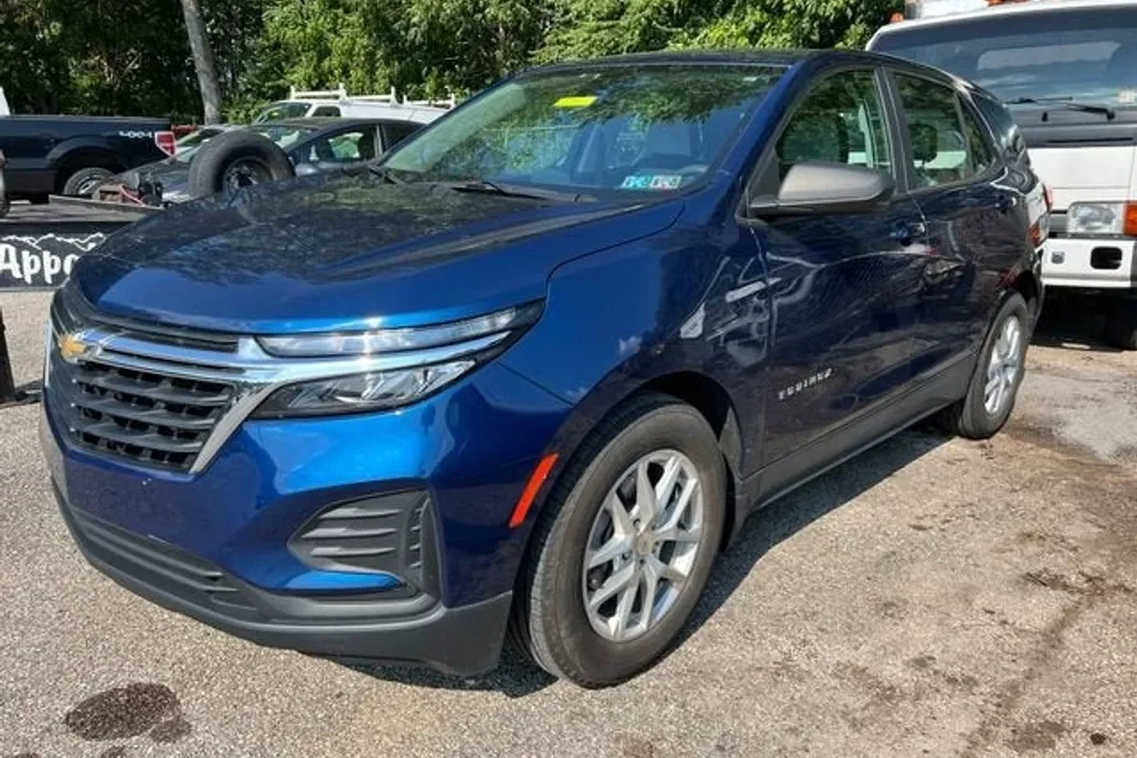 2022 Chevrolet Equinox LS photo 1