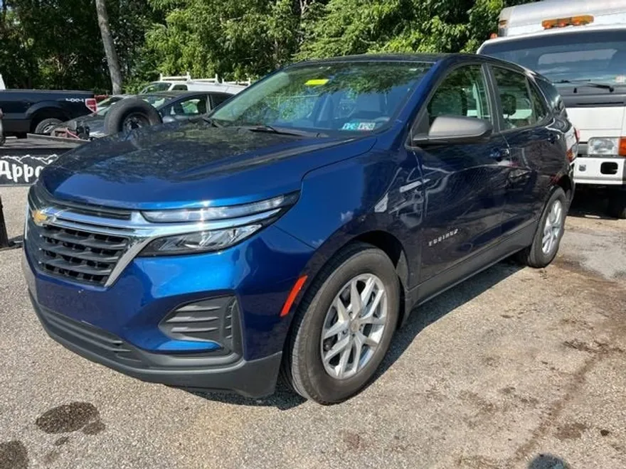 2022 Chevrolet Equinox LS photo 1