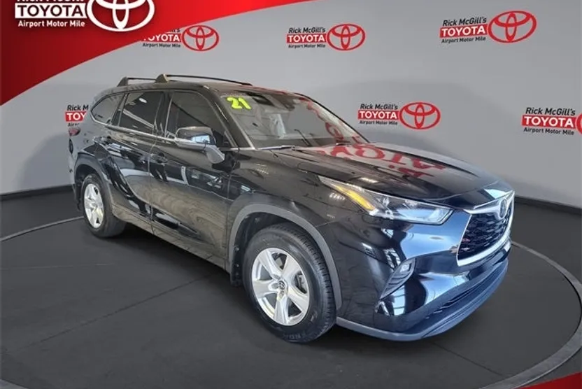 2021 Toyota Highlander LE photo 1