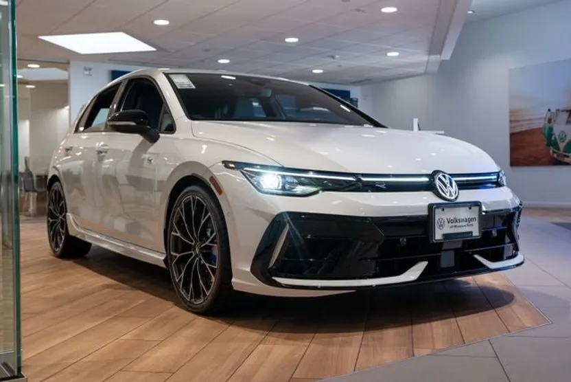 2025 Volkswagen Golf R 2.0 TSI photo 1