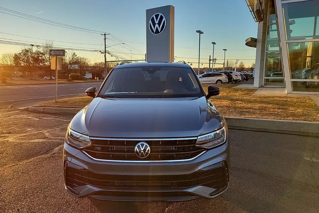 2024 Volkswagen Tiguan SE R-Line Black photo 1