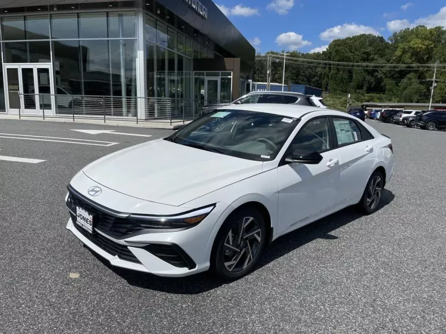 2025 Hyundai Elantra SEL Sport photo 1