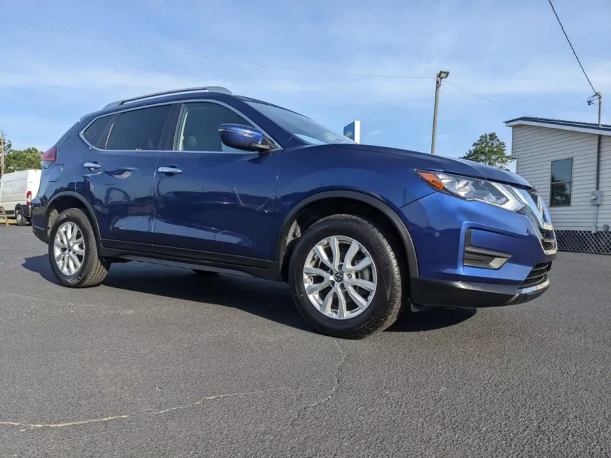 2020 Nissan Rogue SV photo 1