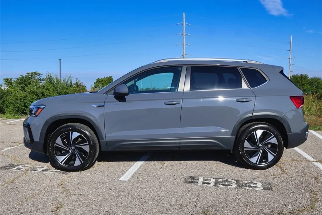 2024 Volkswagen Taos SE photo 1