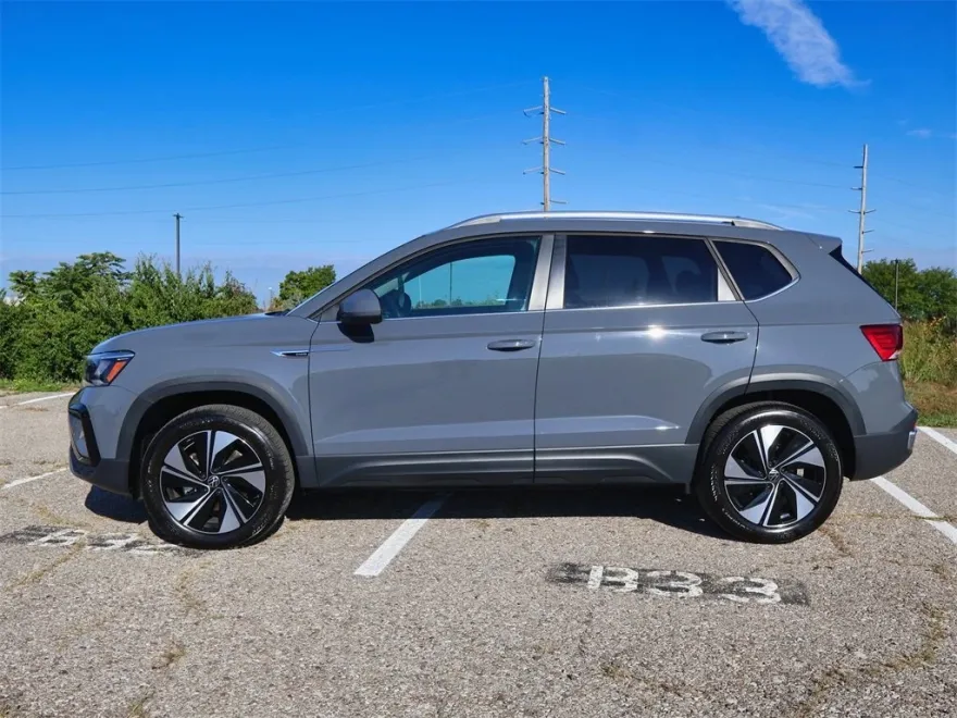 2024 Volkswagen Taos SE photo 1