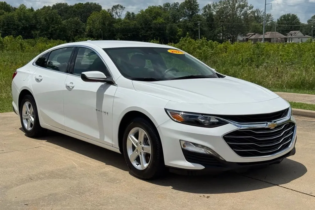 2023 Chevrolet Malibu 1LT photo 1