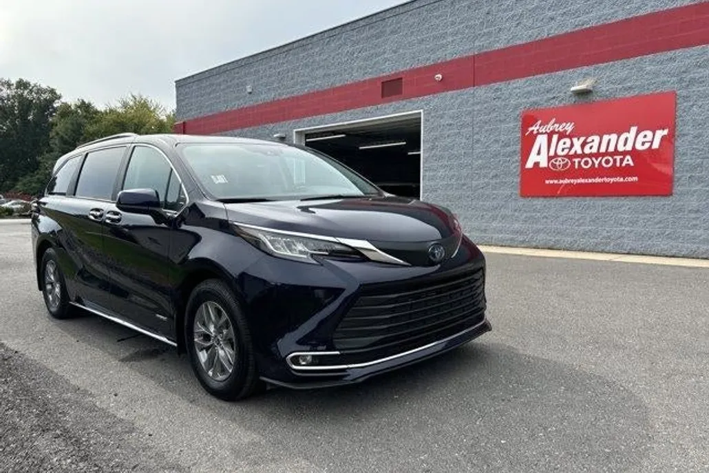 2021 Toyota Sienna XLE photo 1