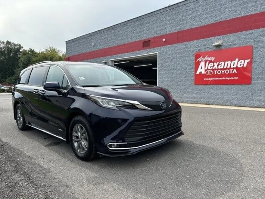 2021 Toyota Sienna XLE photo 1
