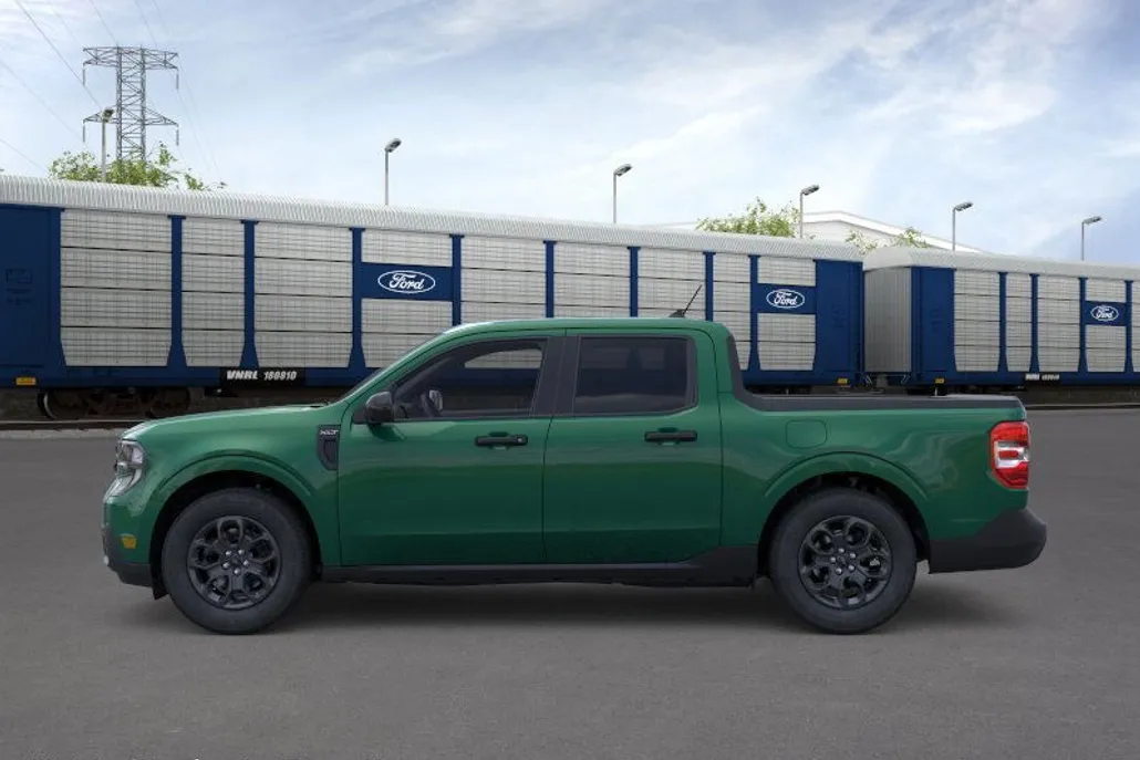2025 Ford Maverick XLT photo 1