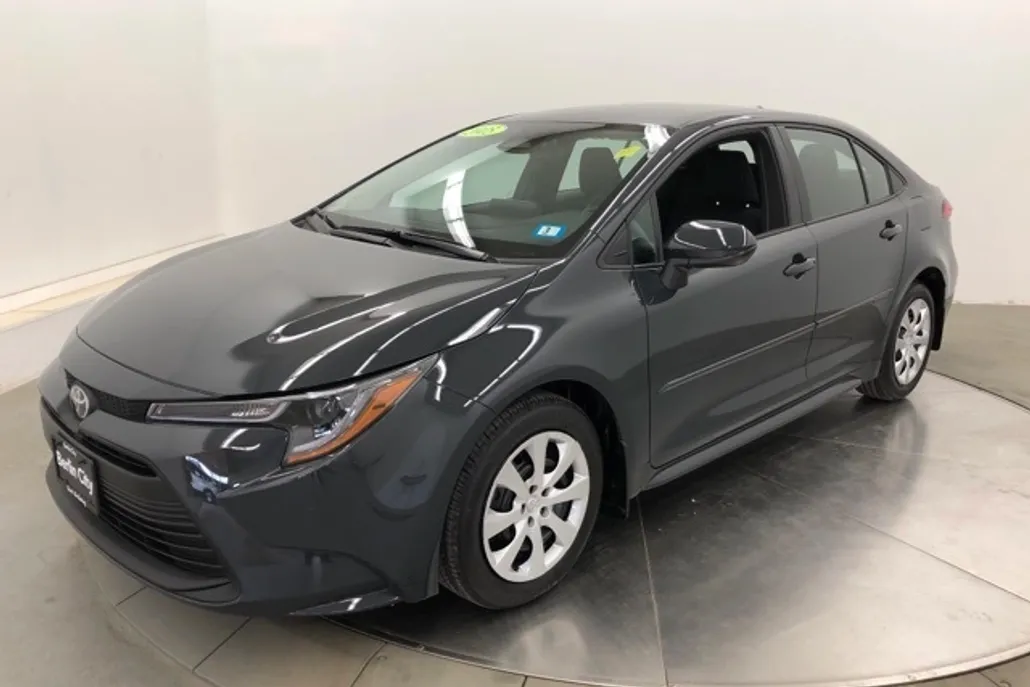 2025 Toyota Corolla LE photo 1