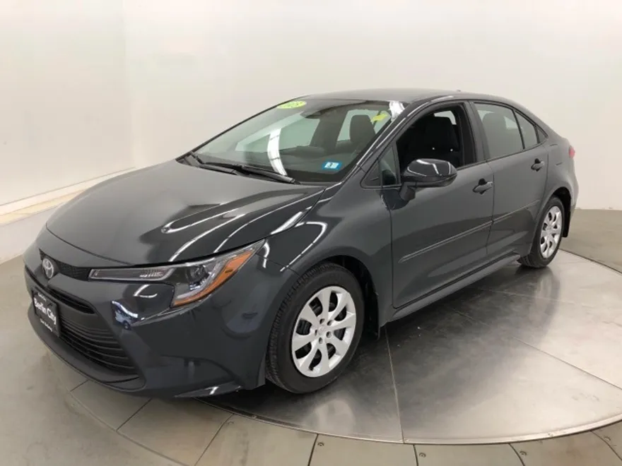 2025 Toyota Corolla LE photo 1