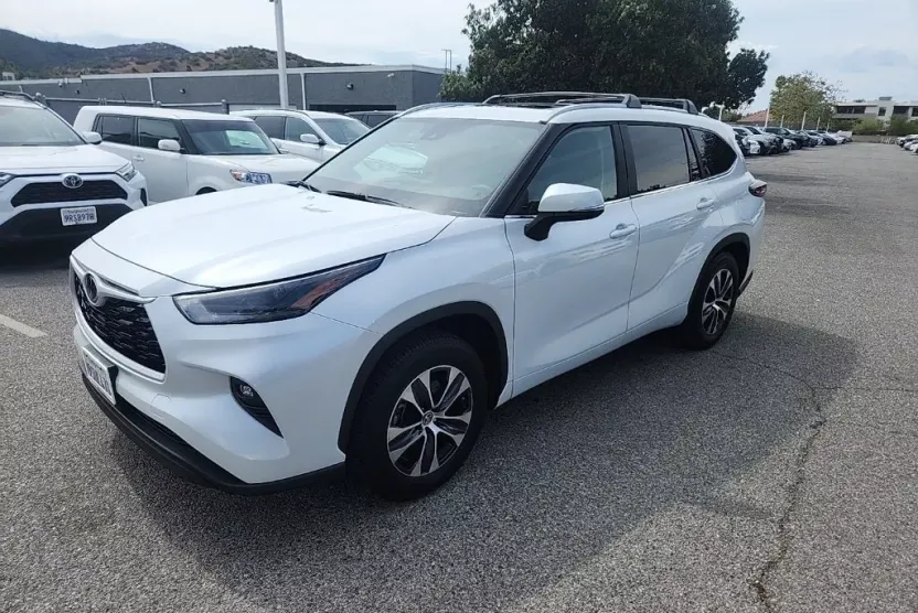 2025 Toyota Highlander XLE photo 1