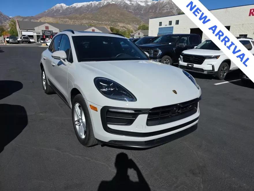 2024 Porsche Macan T photo 1