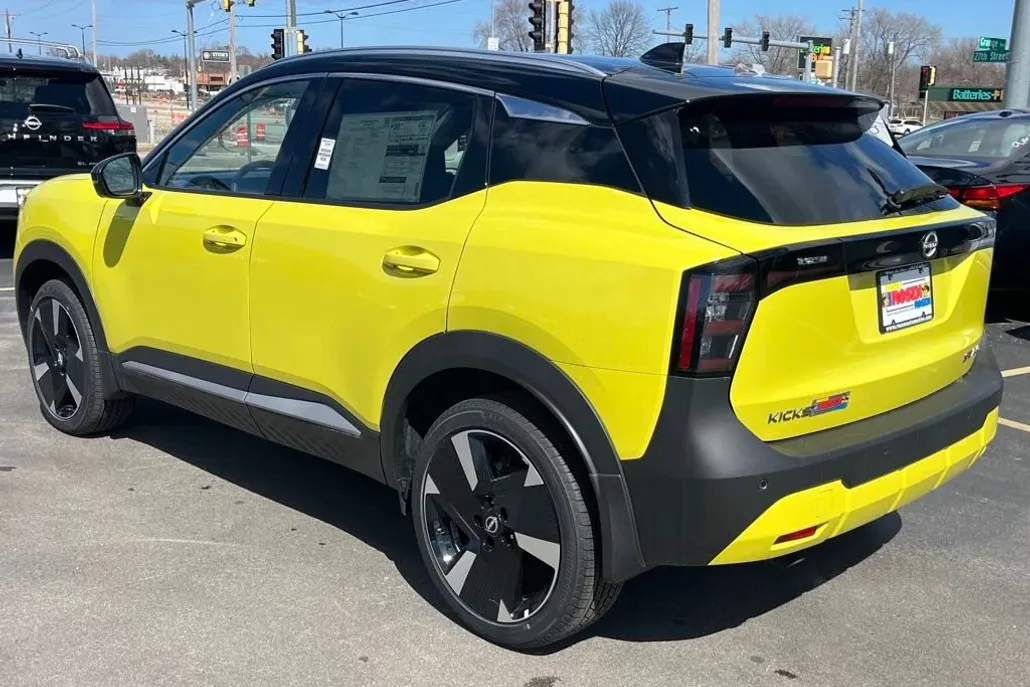 2025 Nissan Kicks SR photo 1