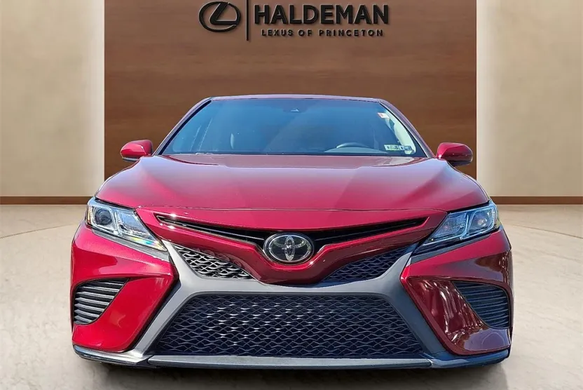 2018 Toyota Camry SE photo 1