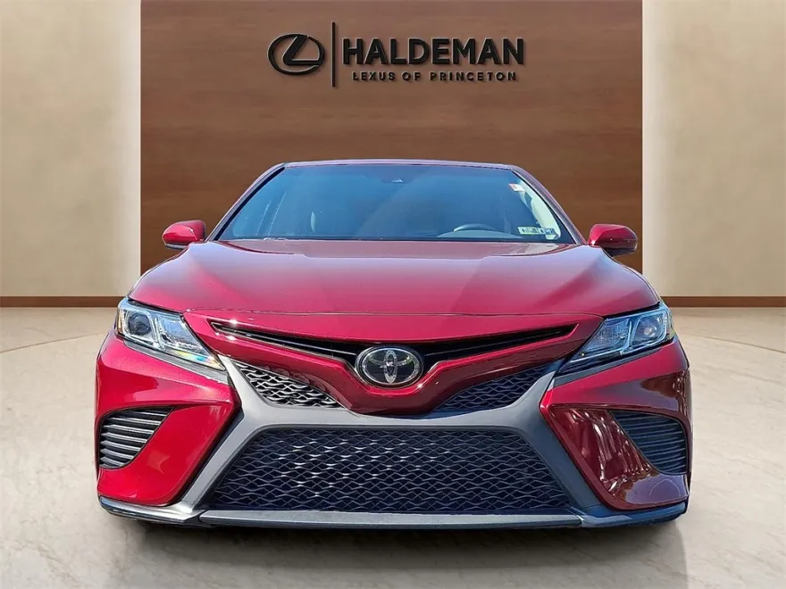 2018 Toyota Camry SE photo 1