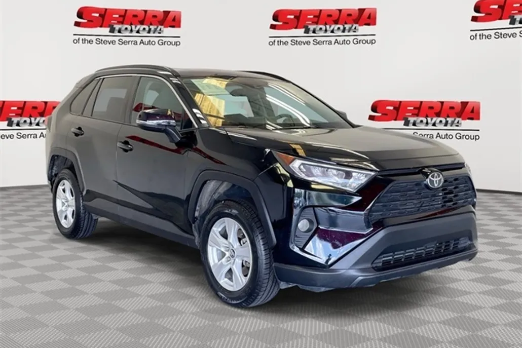 2020 Toyota RAV4 XLE photo 1