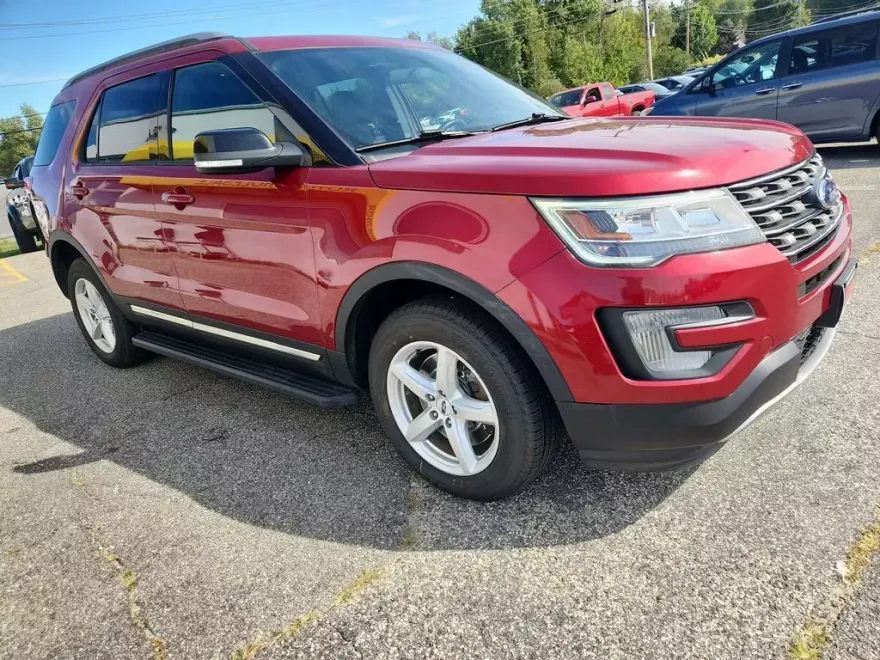 2017 Ford Explorer XLT photo 1