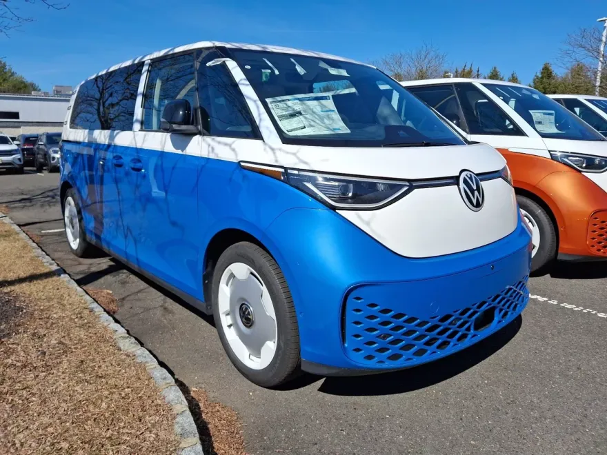 2025 Volkswagen ID. Buzz photo 1