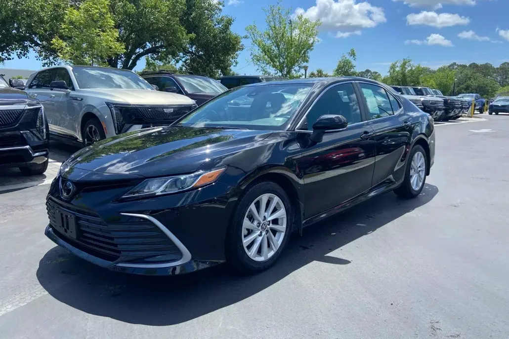2023 Toyota Camry LE photo 1