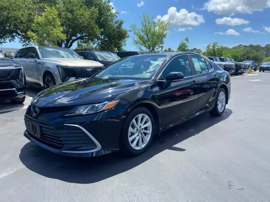 2023 Toyota Camry LE photo 1