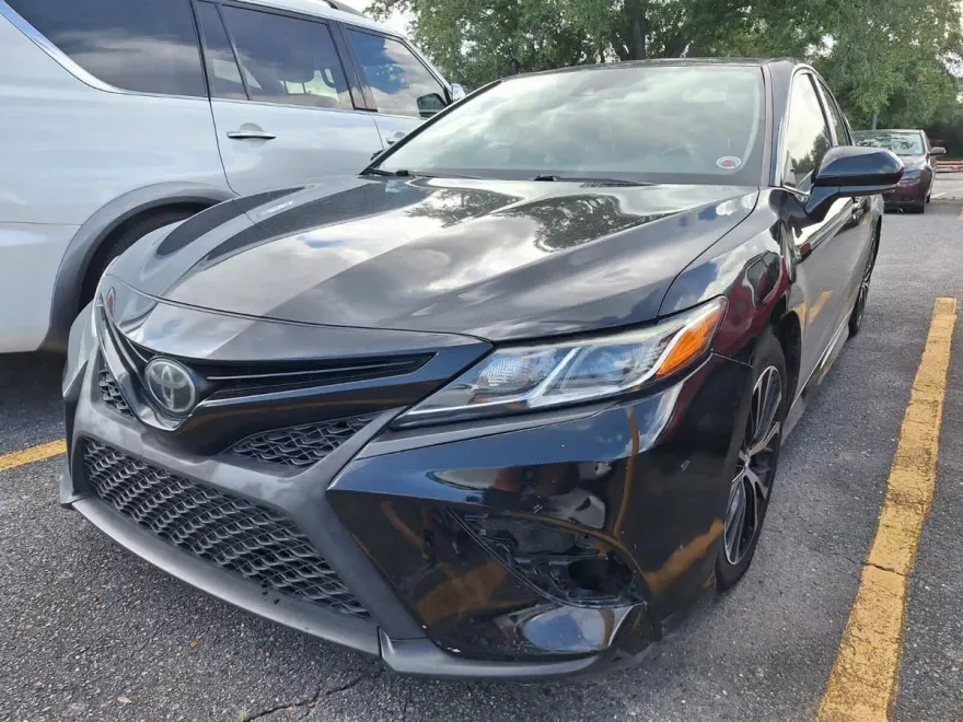 2019 Toyota Camry LE photo 1