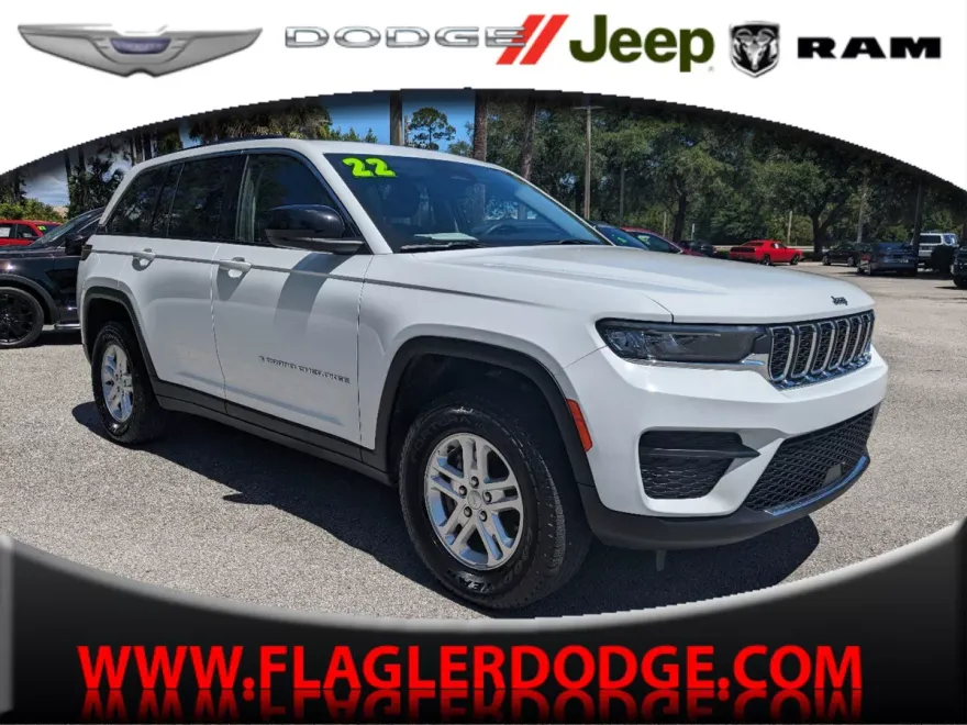 2022 Jeep Grand Cherokee Laredo photo 1