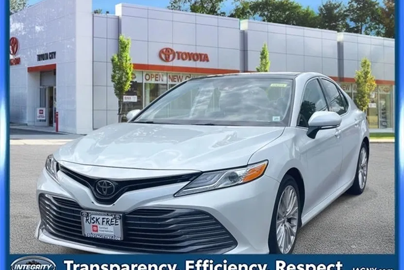 2020 Toyota Camry XLE photo 1