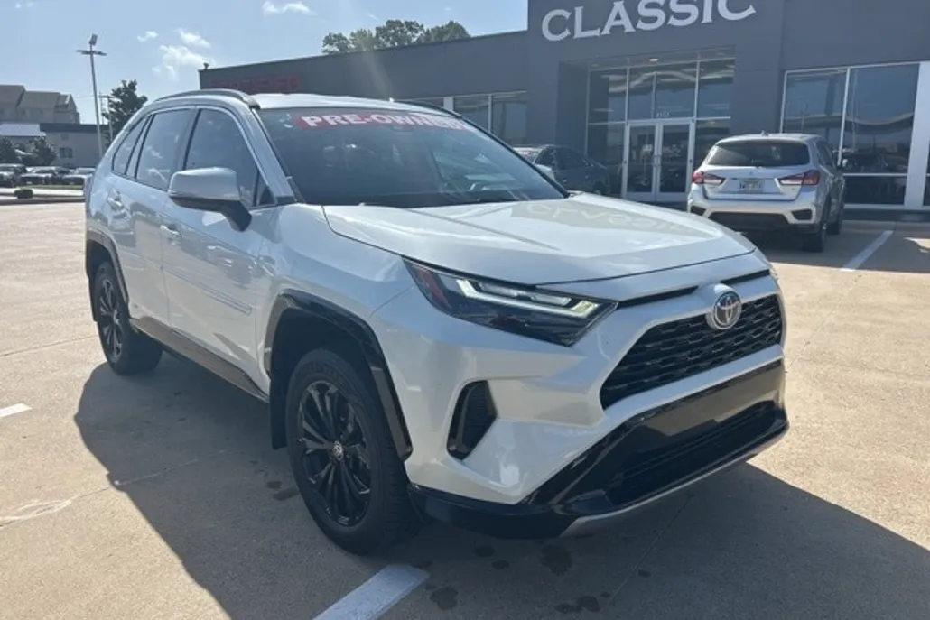 2022 Toyota RAV4 Hybrid SE photo 1