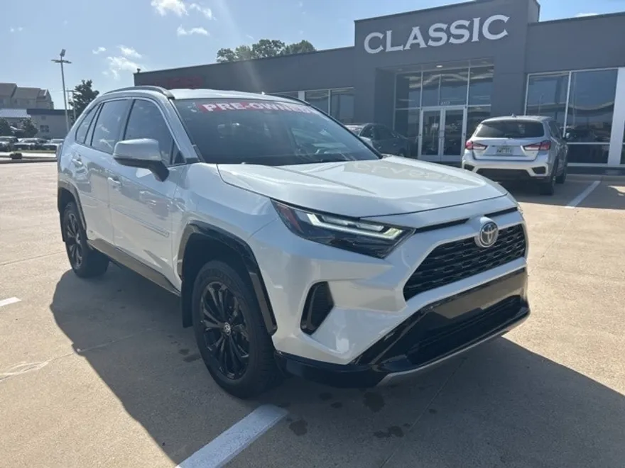 2022 Toyota RAV4 Hybrid SE photo 1