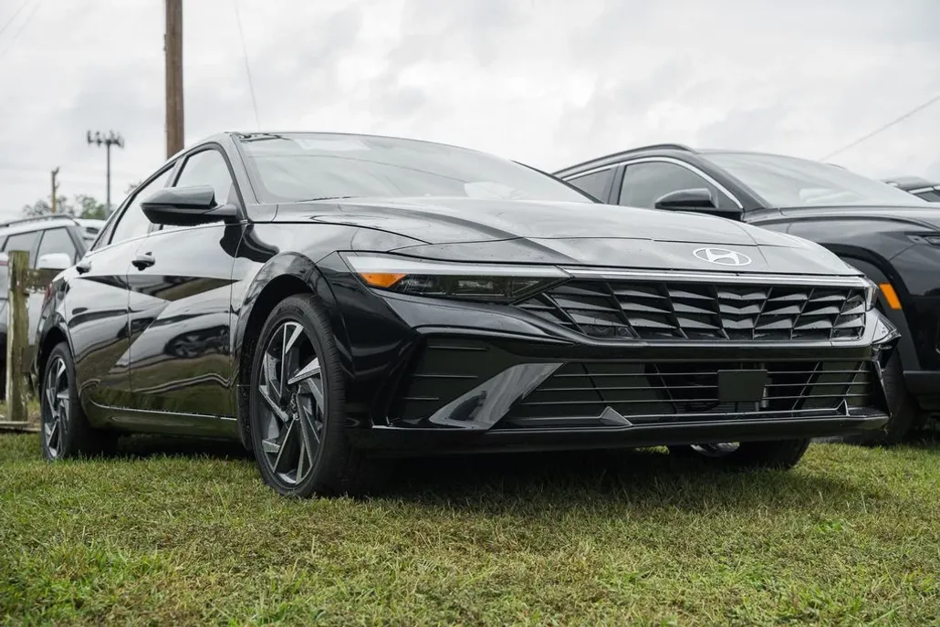 2025 Hyundai Elantra Hybrid Limited photo 1