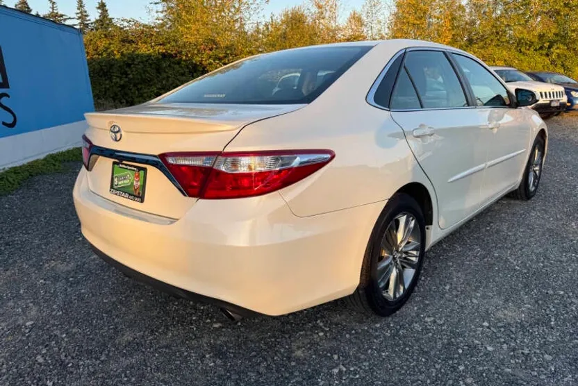 2015 Toyota Camry SE photo 1