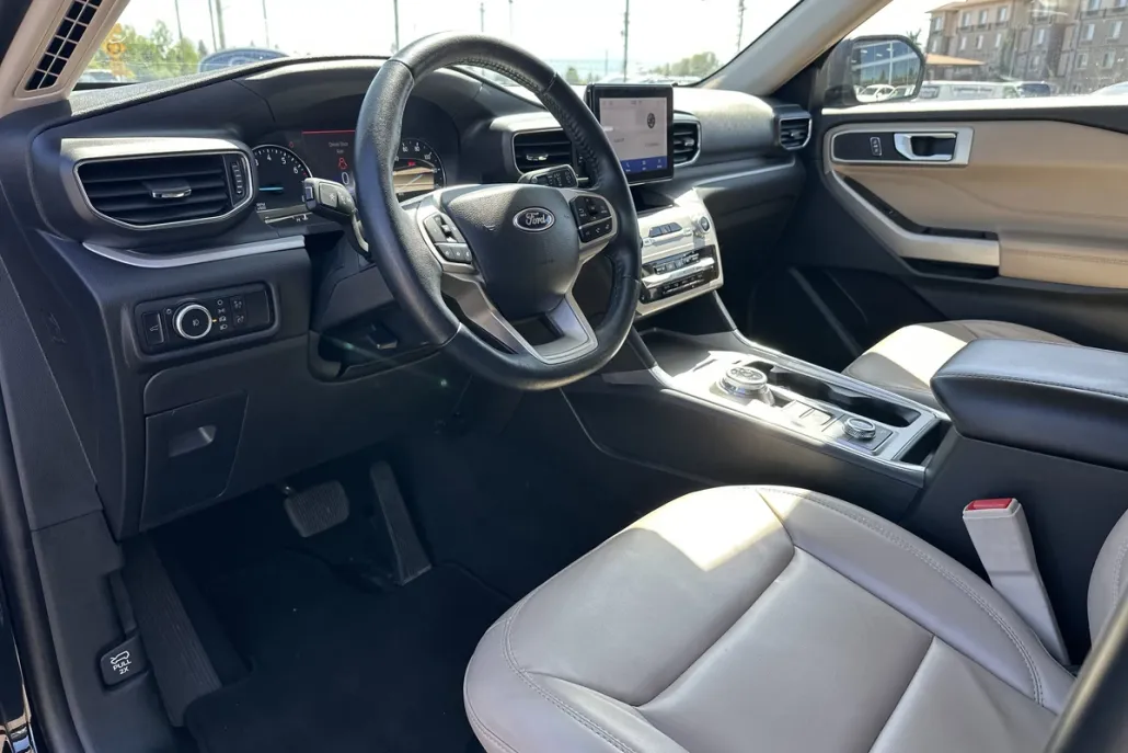 2023 Ford Explorer XLT photo 1
