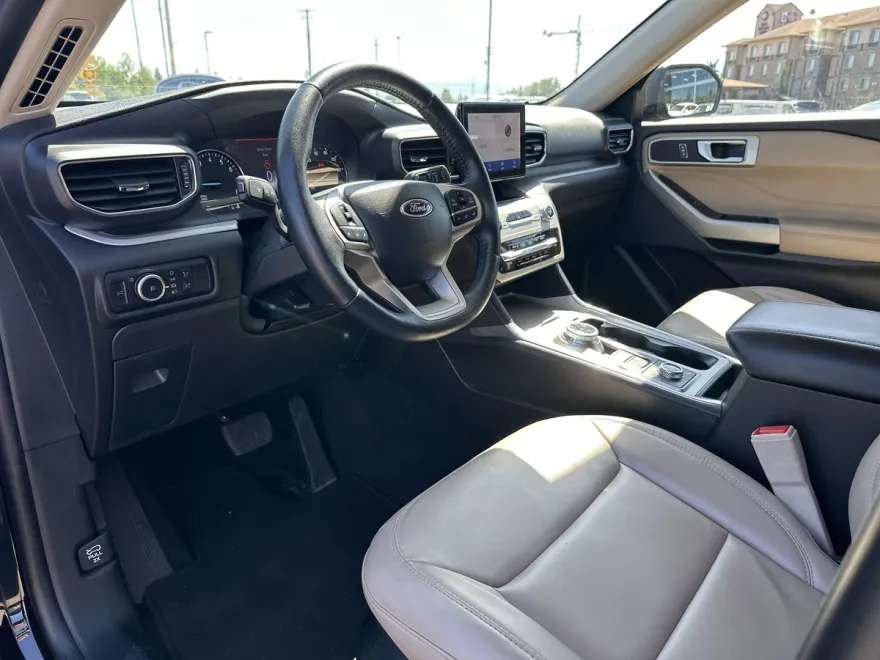 2023 Ford Explorer XLT photo 1