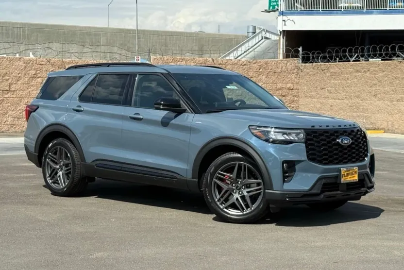 2025 Ford Explorer ST-Line photo 1
