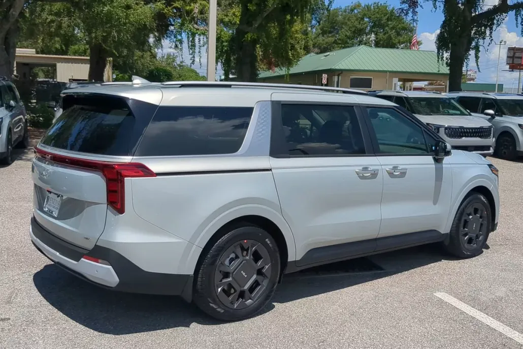 2026 Kia Carnival EX photo 1