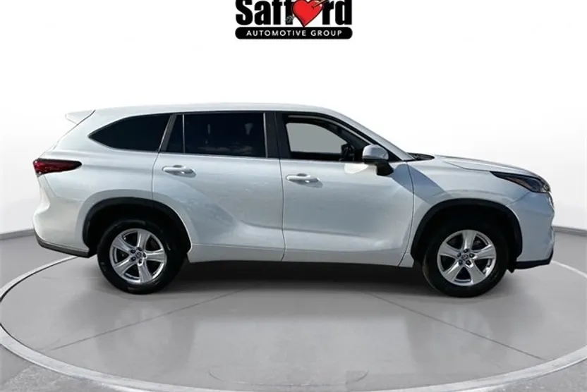 2023 Toyota Highlander L photo 1