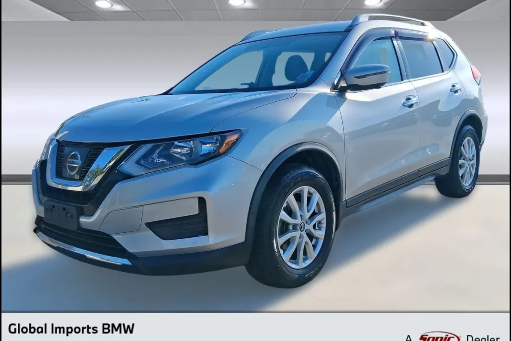 2017 Nissan Rogue SV photo 1
