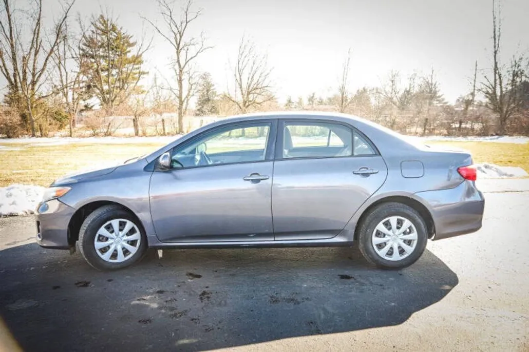 2011 Toyota Corolla LE photo 1
