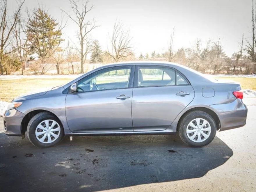 2011 Toyota Corolla LE photo 1