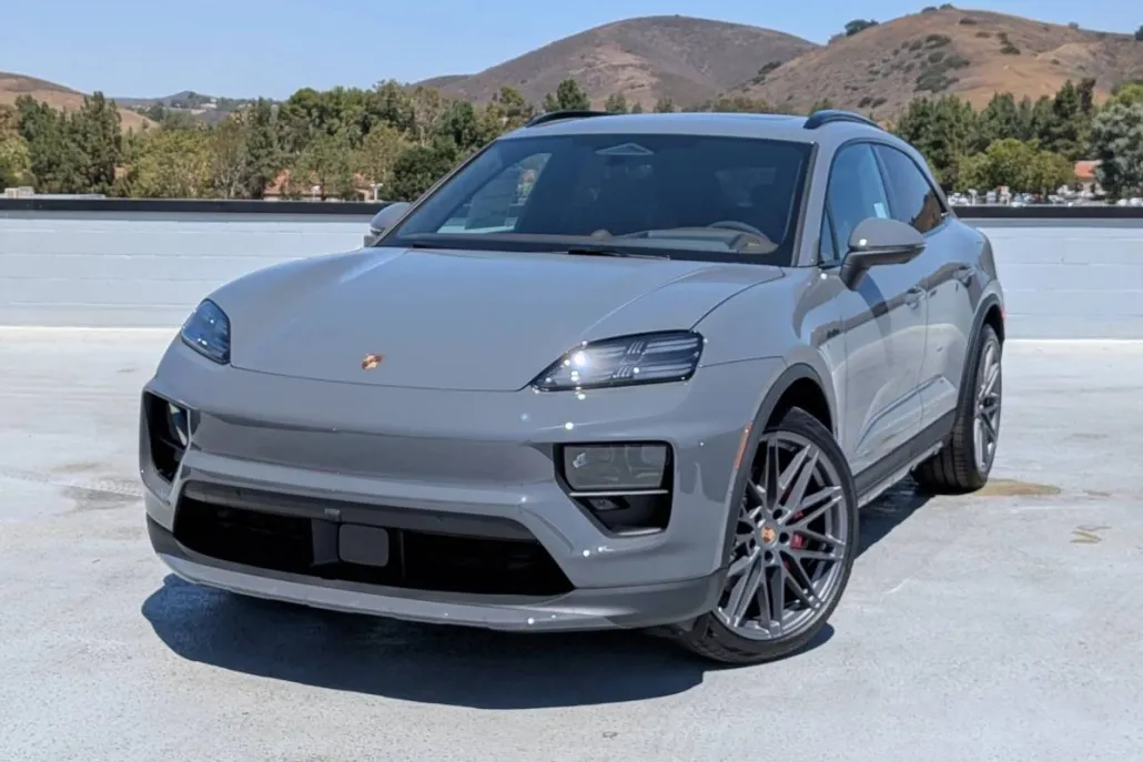 2025 Porsche Macan Electric photo 1