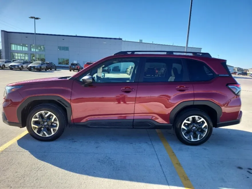 2025 Subaru Forester Premium photo 1