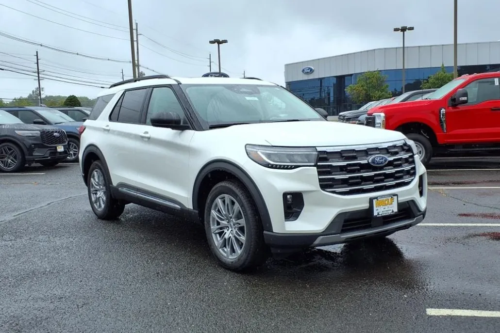 2025 Ford Explorer photo 1
