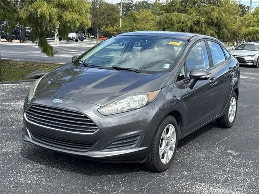 2015 Ford Fiesta SE photo 2