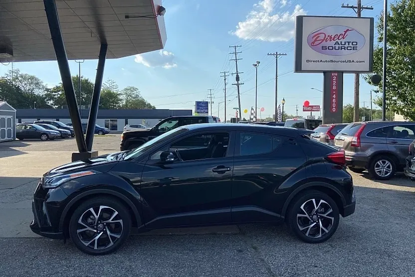 2022 Toyota C-HR XLE photo 1