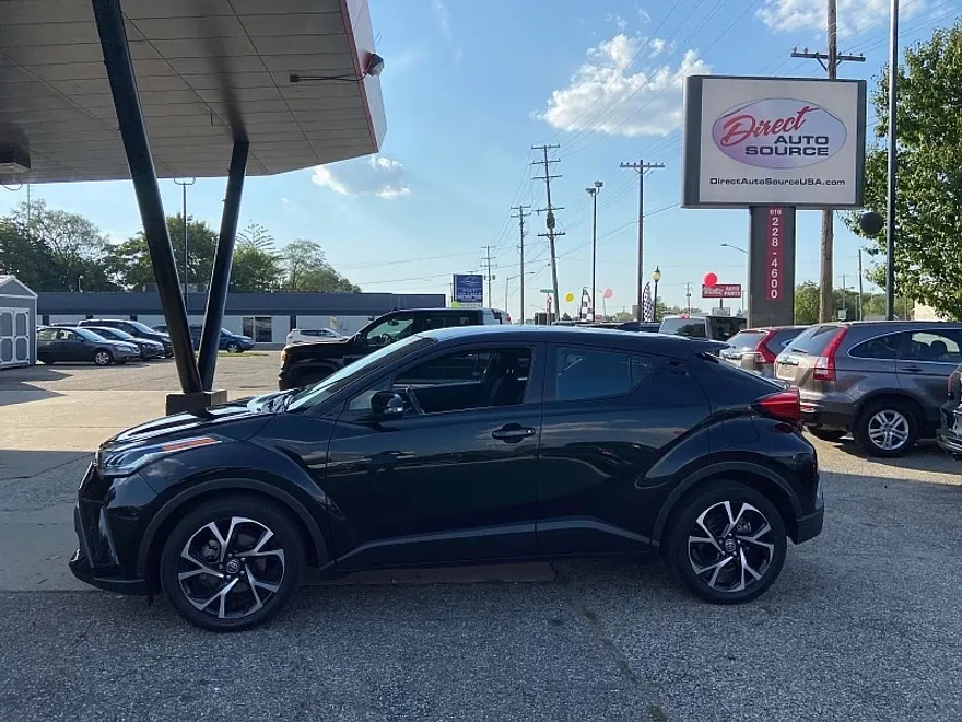 2022 Toyota C-HR XLE photo 1
