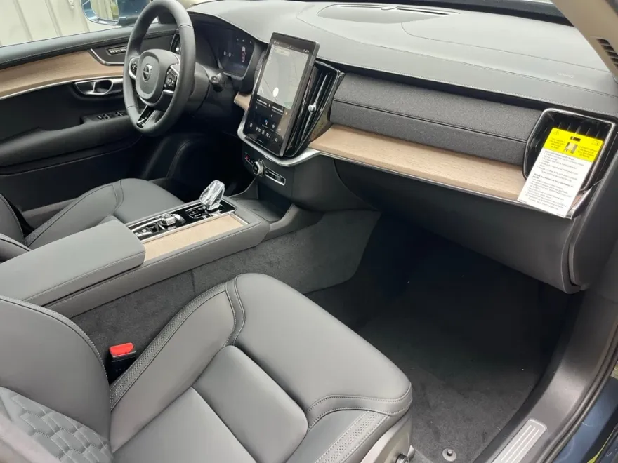 2026 Volvo XC90 B5 Core photo 1