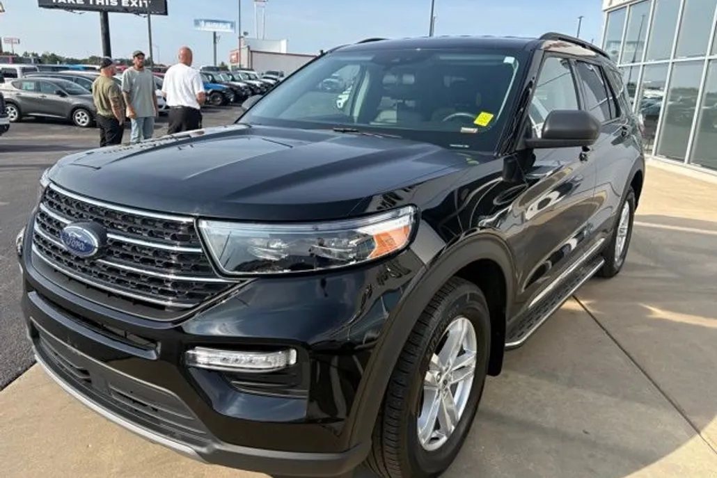 2023 Ford Explorer XLT photo 1