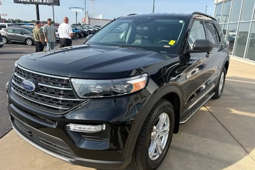 2023 Ford Explorer XLT photo 1